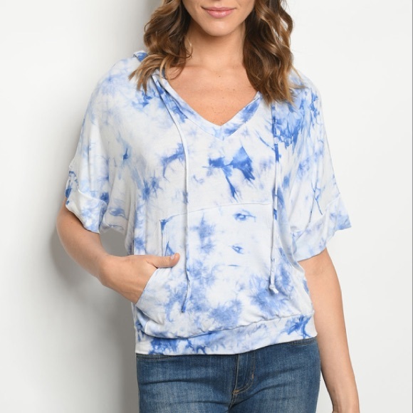 Trendy boutique Tops - 💫Blue & white tie-dye short sleeve hooded top